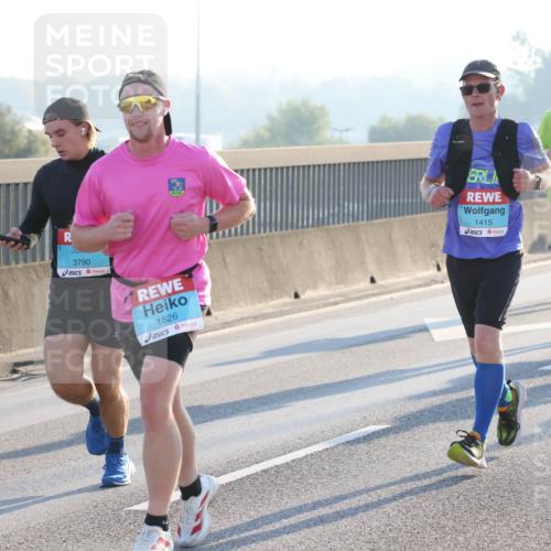 03.10.2025 - Köhlbrandbrückenlauf Lena Gebhardt http://msf.ph/oto/9057980 03.10.2025 09:18:13 Position 1 3790, 1826, 1415 meine-sportfotos.de