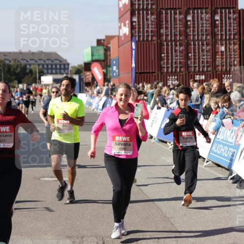 03.10.2025 - Köhlbrandbrückenlauf Jannik Wohlers http://msf.ph/oto/9057982 03.10.2025 13:11:42 Ziel 4158, 4178, 4353, 4354, 4427, 4469, 4501, 4538, 4568, 4617, 4736, 4777, 4782, 4799, 4845, 5866, 5869, 5937, 6217, 6218, 6517, 6622, 6689 meine-sportfotos.de