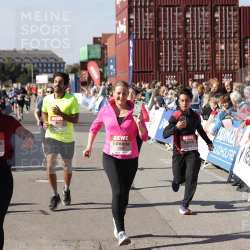 03.10.2025 - Köhlbrandbrückenlauf Jannik Wohlers http://msf.ph/oto/9057985 03.10.2025 13:11:42 Ziel 4158, 4178, 4353, 4354, 4427, 4469, 4501, 4538, 4568, 4617, 4736, 4777, 4782, 4799, 4845, 5866, 5869, 5937, 6217, 6218, 6517, 6622, 6689 meine-sportfotos.de