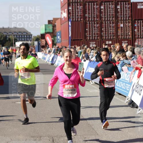 03.10.2025 - Köhlbrandbrückenlauf Jannik Wohlers http://msf.ph/oto/9057995 03.10.2025 13:11:43 Ziel 4158, 4178, 4353, 4354, 4427, 4469, 4501, 4538, 4568, 4617, 4736, 4777, 4782, 4799, 4845, 5097, 5866, 5869, 5937, 6217, 6218, 6517, 6622, 6689 meine-sportfotos.de