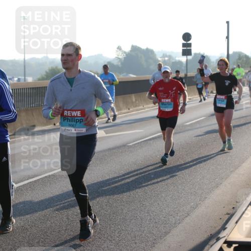 03.10.2025 - Köhlbrandbrückenlauf Lena Gebhardt http://msf.ph/oto/9058108 03.10.2025 09:18:17 Position 1 3066, 3067 meine-sportfotos.de