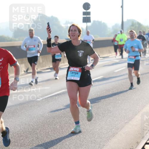 03.10.2025 - Köhlbrandbrückenlauf Lena Gebhardt http://msf.ph/oto/9058153 03.10.2025 09:18:18 Position 1 1477, 1412 meine-sportfotos.de