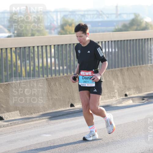 03.10.2025 - Köhlbrandbrückenlauf Lena Gebhardt http://msf.ph/oto/9058270 03.10.2025 09:18:23 Position 1 2671 meine-sportfotos.de