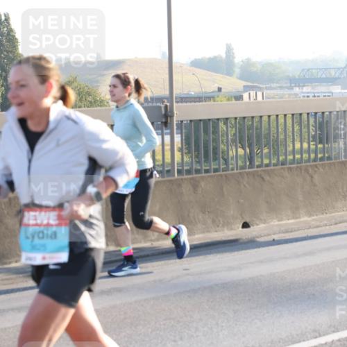 03.10.2025 - Köhlbrandbrückenlauf Lena Gebhardt http://msf.ph/oto/9058391 03.10.2025 09:18:26 Position 1  meine-sportfotos.de