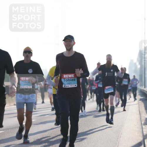 03.10.2025 - Köhlbrandbrückenlauf Jannik Wohlers http://msf.ph/oto/9058393 03.10.2025 09:14:01 Position 3 3211, 3414, 1421 meine-sportfotos.de
