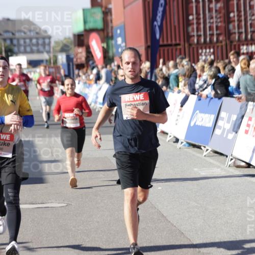 03.10.2025 - Köhlbrandbrückenlauf Jannik Wohlers http://msf.ph/oto/9058400 03.10.2025 13:11:53 Ziel 4100, 4101, 4178, 4353, 4354, 4469, 4685, 5097, 5396, 5426, 5866, 5869, 6033, 6048, 6049, 6622, 6763, 6796 meine-sportfotos.de