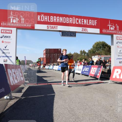03.10.2025 - Köhlbrandbrückenlauf Lena Gebhardt http://msf.ph/oto/9058409 03.10.2025 13:09:43 Ziel 4262, 4358, 4365, 4502, 4614, 5803, 5813, 5907, 6308, 6379, 6438, 6659, 6803 meine-sportfotos.de