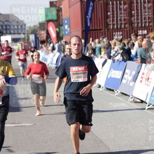 03.10.2025 - Köhlbrandbrückenlauf Jannik Wohlers http://msf.ph/oto/9058412 03.10.2025 13:11:53 Ziel 4100, 4101, 4178, 4353, 4354, 4469, 4685, 5097, 5396, 5426, 5866, 5869, 6033, 6048, 6049, 6622, 6763, 6796 meine-sportfotos.de
