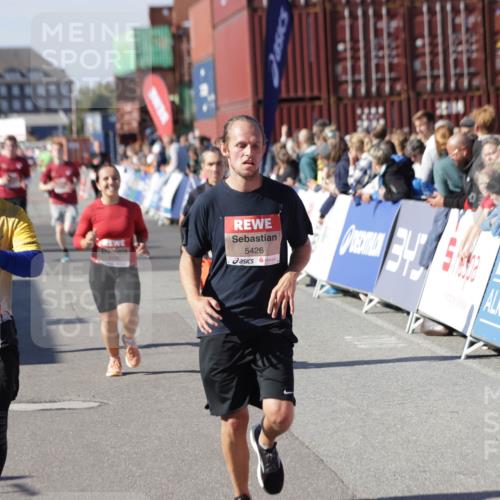 03.10.2025 - Köhlbrandbrückenlauf Jannik Wohlers http://msf.ph/oto/9058415 03.10.2025 13:11:54 Ziel 4100, 4101, 4178, 4353, 4354, 4469, 4685, 5097, 5396, 5426, 5910, 5911, 6033, 6048, 6049, 6622, 6763, 6796 meine-sportfotos.de