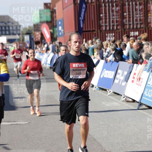 03.10.2025 - Köhlbrandbrückenlauf Jannik Wohlers http://msf.ph/oto/9058418 03.10.2025 13:11:54 Ziel 4100, 4101, 4178, 4353, 4354, 4469, 4685, 5097, 5396, 5426, 5910, 5911, 6033, 6048, 6049, 6622, 6763, 6796 meine-sportfotos.de