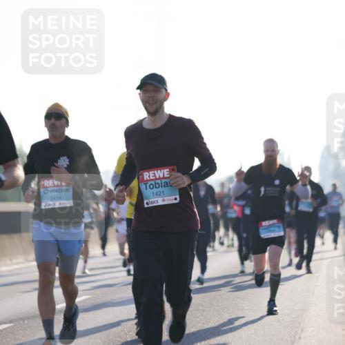 03.10.2025 - Köhlbrandbrückenlauf Jannik Wohlers http://msf.ph/oto/9058420 03.10.2025 09:14:01 Position 3 3211, 3414, 1421 meine-sportfotos.de