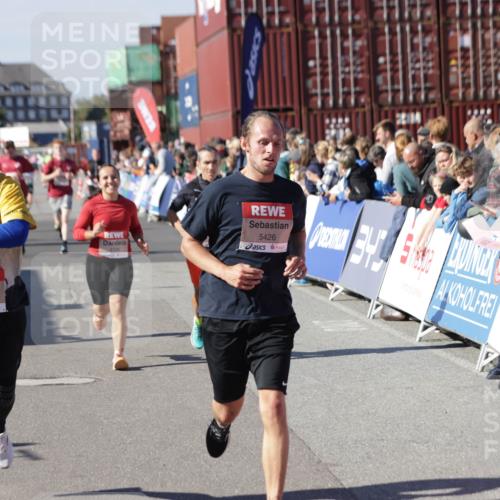 03.10.2025 - Köhlbrandbrückenlauf Jannik Wohlers http://msf.ph/oto/9058428 03.10.2025 13:11:54 Ziel 4100, 4101, 4178, 4353, 4354, 4469, 4685, 5097, 5396, 5426, 5910, 5911, 6033, 6048, 6049, 6622, 6763, 6796 meine-sportfotos.de