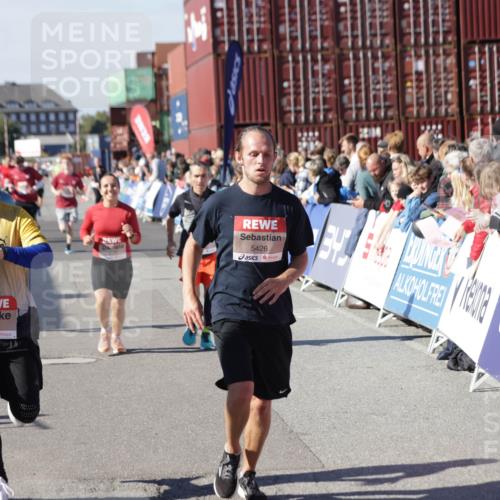 03.10.2025 - Köhlbrandbrückenlauf Jannik Wohlers http://msf.ph/oto/9058440 03.10.2025 13:11:54 Ziel 4100, 4101, 4178, 4353, 4354, 4469, 4685, 5097, 5396, 5426, 5910, 5911, 6033, 6048, 6049, 6622, 6763, 6796 meine-sportfotos.de