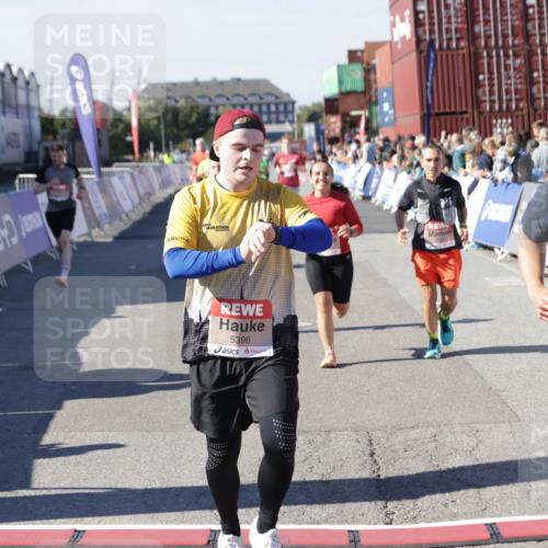 03.10.2025 - Köhlbrandbrückenlauf Jannik Wohlers http://msf.ph/oto/9058492 03.10.2025 13:11:55 Ziel 4100, 4101, 4469, 4685, 5097, 5396, 5426, 5910, 5911, 6033, 6048, 6049, 6622, 6763, 6796 meine-sportfotos.de