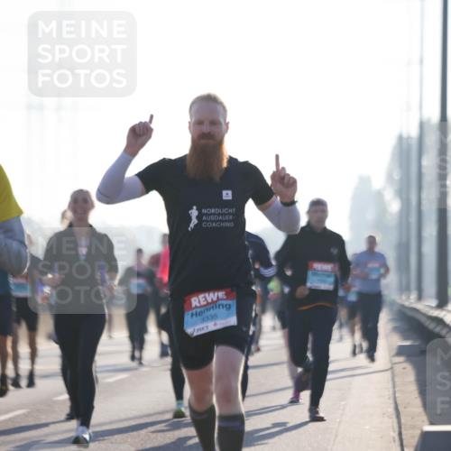 03.10.2025 - Köhlbrandbrückenlauf Jannik Wohlers http://msf.ph/oto/9058494 03.10.2025 09:14:03 Position 3 4, 8832, 3335 meine-sportfotos.de