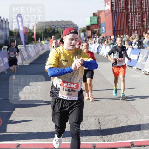 03.10.2025 - Köhlbrandbrückenlauf Jannik Wohlers http://msf.ph/oto/9058513 03.10.2025 13:11:55 Ziel 4100, 4101, 4469, 4685, 5097, 5396, 5426, 5910, 5911, 6033, 6048, 6049, 6622, 6763, 6796 meine-sportfotos.de