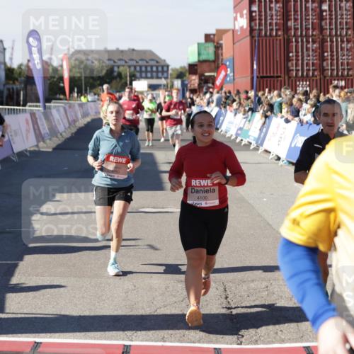 03.10.2025 - Köhlbrandbrückenlauf Jannik Wohlers http://msf.ph/oto/9058521 03.10.2025 13:11:56 Ziel 4100, 4101, 4469, 4685, 5097, 5396, 5426, 5910, 5911, 6033, 6048, 6049, 6622, 6763, 6796 meine-sportfotos.de