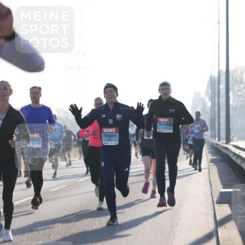 03.10.2025 - Köhlbrandbrückenlauf Jannik Wohlers http://msf.ph/oto/9058603 03.10.2025 09:14:05 Position 3 10, 3243, 1133 meine-sportfotos.de