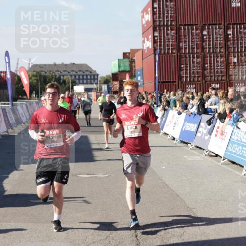 03.10.2025 - Köhlbrandbrückenlauf Jannik Wohlers http://msf.ph/oto/9058612 03.10.2025 13:12:00 Ziel 4100, 4101, 4176, 4685, 5396, 5426, 5856, 5910, 5911, 5927, 6033, 6048, 6049, 6184, 6763, 6796 meine-sportfotos.de