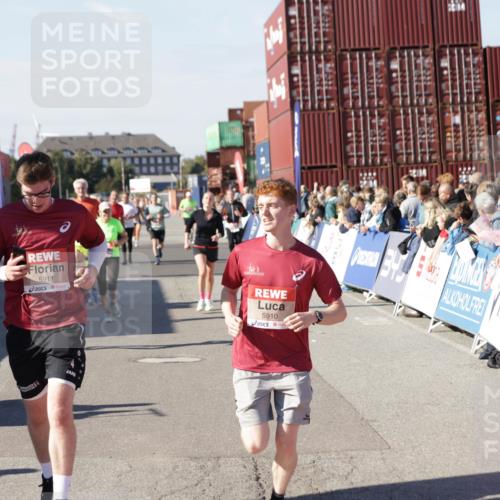 03.10.2025 - Köhlbrandbrückenlauf Jannik Wohlers http://msf.ph/oto/9058666 03.10.2025 13:12:01 Ziel 4100, 4101, 4176, 4468, 4685, 5396, 5426, 5856, 5910, 5911, 5927, 6033, 6048, 6049, 6184, 6763, 6796 meine-sportfotos.de