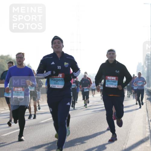 03.10.2025 - Köhlbrandbrückenlauf Jannik Wohlers http://msf.ph/oto/9058669 03.10.2025 09:14:07 Position 3 10, 3243, 1133, 2801 meine-sportfotos.de
