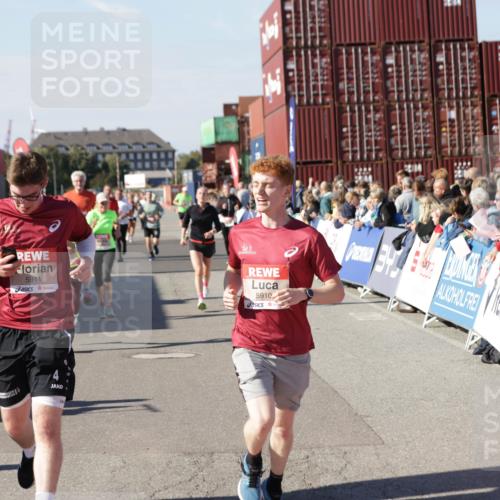 03.10.2025 - Köhlbrandbrückenlauf Jannik Wohlers http://msf.ph/oto/9058678 03.10.2025 13:12:01 Ziel 4100, 4101, 4176, 4468, 4685, 5396, 5426, 5856, 5910, 5911, 5927, 6033, 6048, 6049, 6184, 6763, 6796 meine-sportfotos.de