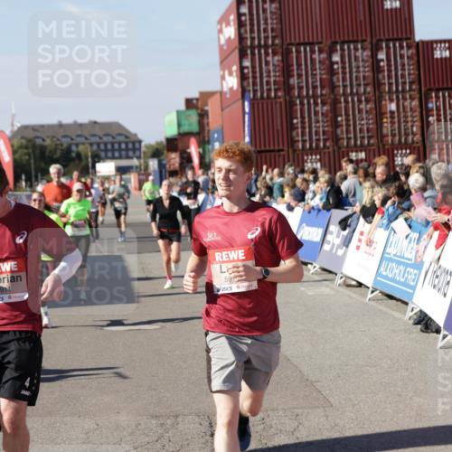 03.10.2025 - Köhlbrandbrückenlauf Jannik Wohlers http://msf.ph/oto/9058692 03.10.2025 13:12:01 Ziel 4100, 4101, 4176, 4468, 4685, 5396, 5426, 5856, 5910, 5911, 5927, 6033, 6048, 6049, 6184, 6763, 6796 meine-sportfotos.de