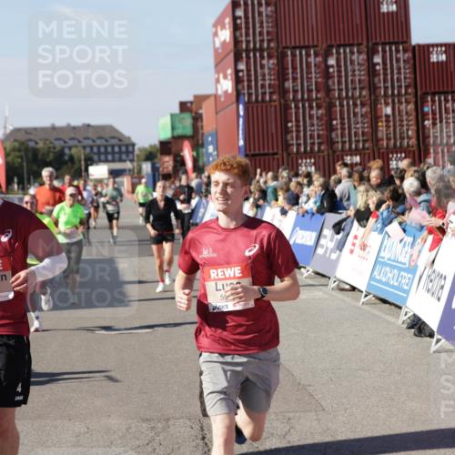 03.10.2025 - Köhlbrandbrückenlauf Jannik Wohlers http://msf.ph/oto/9058699 03.10.2025 13:12:01 Ziel 4100, 4101, 4176, 4468, 4685, 5396, 5426, 5856, 5910, 5911, 5927, 6033, 6048, 6049, 6184, 6763, 6796 meine-sportfotos.de