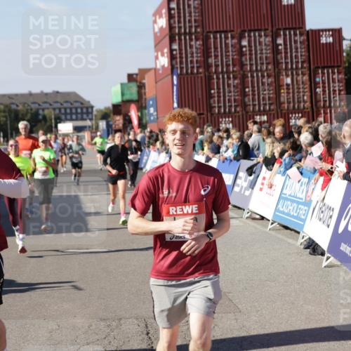03.10.2025 - Köhlbrandbrückenlauf Jannik Wohlers http://msf.ph/oto/9058710 03.10.2025 13:12:01 Ziel 4100, 4101, 4176, 4468, 4685, 5396, 5426, 5856, 5910, 5911, 5927, 6033, 6048, 6049, 6184, 6763, 6796 meine-sportfotos.de