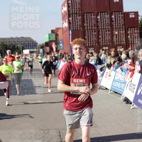 03.10.2025 - Köhlbrandbrückenlauf Jannik Wohlers http://msf.ph/oto/9058720 03.10.2025 13:12:01 Ziel 4100, 4101, 4176, 4468, 4685, 5396, 5426, 5856, 5910, 5911, 5927, 6033, 6048, 6049, 6184, 6763, 6796 meine-sportfotos.de