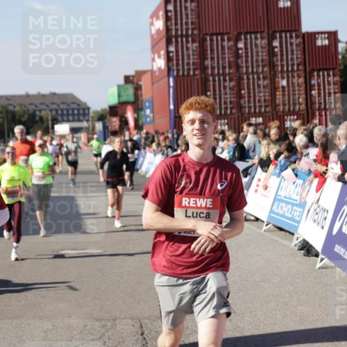 03.10.2025 - Köhlbrandbrückenlauf Jannik Wohlers http://msf.ph/oto/9058722 03.10.2025 13:12:01 Ziel 4100, 4101, 4176, 4468, 4685, 5396, 5426, 5856, 5910, 5911, 5927, 6033, 6048, 6049, 6184, 6763, 6796 meine-sportfotos.de