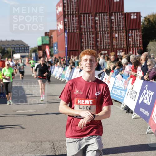 03.10.2025 - Köhlbrandbrückenlauf Jannik Wohlers http://msf.ph/oto/9058730 03.10.2025 13:12:01 Ziel 4100, 4101, 4176, 4468, 4685, 5396, 5426, 5856, 5910, 5911, 5927, 6033, 6048, 6049, 6184, 6763, 6796 meine-sportfotos.de