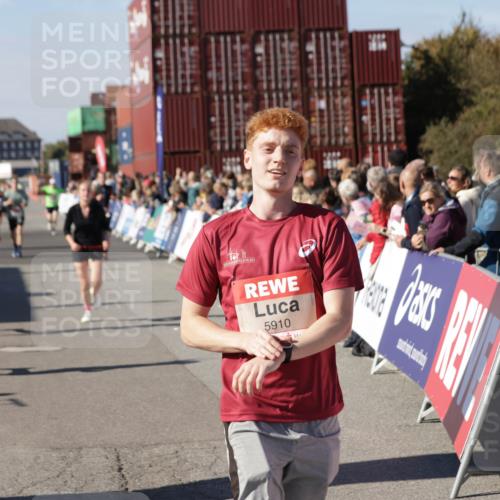 03.10.2025 - Köhlbrandbrückenlauf Jannik Wohlers http://msf.ph/oto/9058753 03.10.2025 13:12:02 Ziel 4100, 4101, 4176, 4468, 4685, 5396, 5426, 5856, 5910, 5911, 5927, 6184, 6763, 6796 meine-sportfotos.de