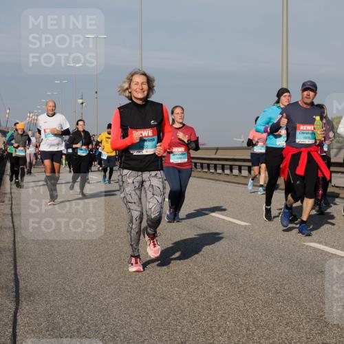 03.10.2025 - Köhlbrandbrückenlauf Fabian Wolf http://msf.ph/oto/9058916 03.10.2025 10:04:36 Position 3 3422, 3240, 1976 meine-sportfotos.de