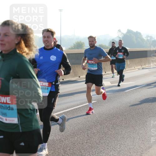 03.10.2025 - Köhlbrandbrückenlauf Lena Gebhardt http://msf.ph/oto/9058924 03.10.2025 09:18:39 Position 1 1946, 10, 47, 3710 meine-sportfotos.de