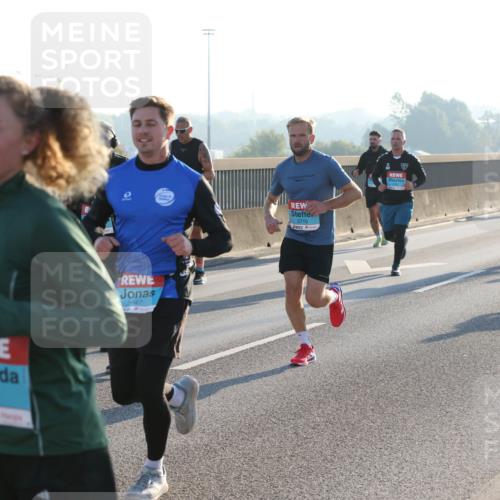 03.10.2025 - Köhlbrandbrückenlauf Lena Gebhardt http://msf.ph/oto/9058929 03.10.2025 09:18:39 Position 1 1946, 9947, 3710 meine-sportfotos.de