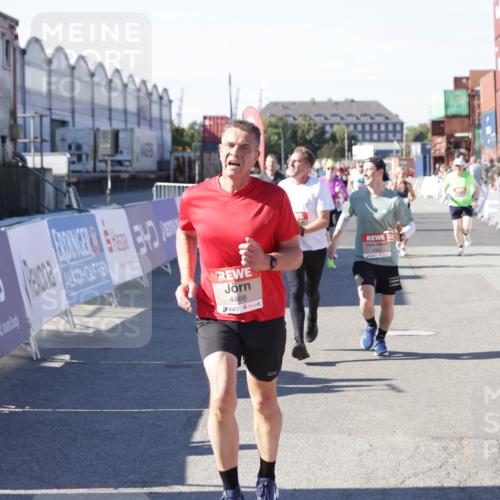 03.10.2025 - Köhlbrandbrückenlauf Jannik Wohlers http://msf.ph/oto/9058935 03.10.2025 13:12:08 Ziel 4176, 4305, 4369, 4468, 4470, 4474, 5644, 5856, 5910, 5911, 5927, 6098, 6121, 6184, 6185 meine-sportfotos.de