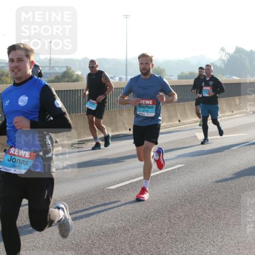 03.10.2025 - Köhlbrandbrückenlauf Lena Gebhardt http://msf.ph/oto/9058942 03.10.2025 09:18:39 Position 1 2947, 3710 meine-sportfotos.de