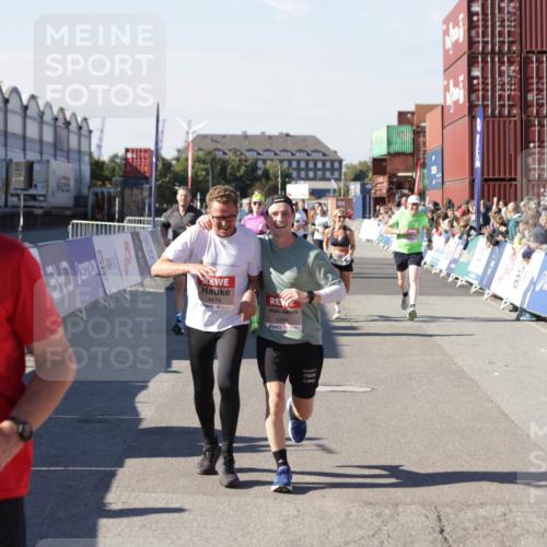 03.10.2025 - Köhlbrandbrückenlauf Jannik Wohlers http://msf.ph/oto/9058992 03.10.2025 13:12:09 Ziel 4176, 4305, 4369, 4468, 4470, 4474, 5644, 5856, 5910, 5911, 5927, 6098, 6121, 6184, 6185 meine-sportfotos.de