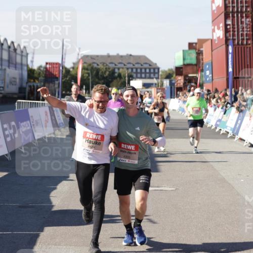 03.10.2025 - Köhlbrandbrückenlauf Jannik Wohlers http://msf.ph/oto/9059001 03.10.2025 13:12:09 Ziel 4176, 4305, 4369, 4468, 4470, 4474, 5644, 5856, 5910, 5911, 5927, 6098, 6121, 6184, 6185 meine-sportfotos.de