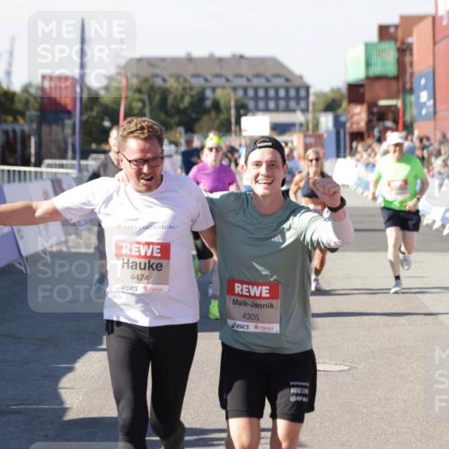 03.10.2025 - Köhlbrandbrückenlauf Jannik Wohlers http://msf.ph/oto/9059003 03.10.2025 13:12:09 Ziel 4176, 4305, 4369, 4468, 4470, 4474, 5644, 5856, 5910, 5911, 5927, 6098, 6121, 6184, 6185 meine-sportfotos.de