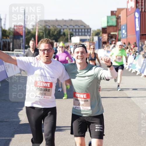03.10.2025 - Köhlbrandbrückenlauf Jannik Wohlers http://msf.ph/oto/9059033 03.10.2025 13:12:10 Ziel 4176, 4305, 4369, 4468, 4470, 4474, 5644, 5856, 5910, 5911, 5927, 6098, 6121, 6184, 6185 meine-sportfotos.de