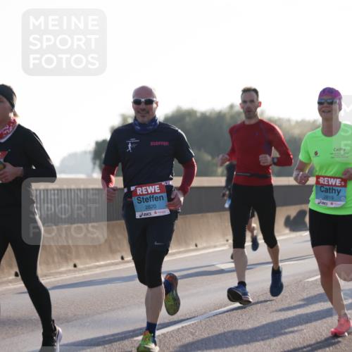 03.10.2025 - Köhlbrandbrückenlauf Jannik Wohlers http://msf.ph/oto/9059034 03.10.2025 09:14:14 Position 3 111, 2820, 89, 2819 meine-sportfotos.de