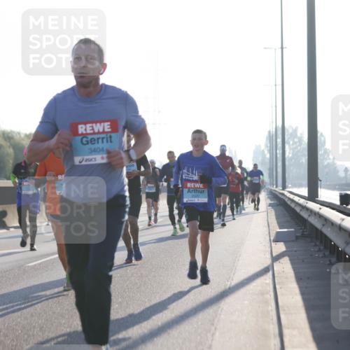 03.10.2025 - Köhlbrandbrückenlauf Jannik Wohlers http://msf.ph/oto/9059063 03.10.2025 09:14:15 Position 3 9, 3404, 2920, 51 meine-sportfotos.de