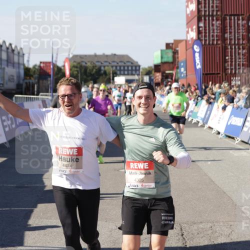 03.10.2025 - Köhlbrandbrückenlauf Jannik Wohlers http://msf.ph/oto/9059072 03.10.2025 13:12:10 Ziel 4176, 4305, 4369, 4468, 4470, 4474, 5644, 5856, 5910, 5911, 5927, 6098, 6121, 6184, 6185 meine-sportfotos.de