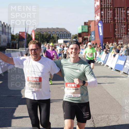 03.10.2025 - Köhlbrandbrückenlauf Jannik Wohlers http://msf.ph/oto/9059076 03.10.2025 13:12:10 Ziel 4176, 4305, 4369, 4468, 4470, 4474, 5644, 5856, 5910, 5911, 5927, 6098, 6121, 6184, 6185 meine-sportfotos.de