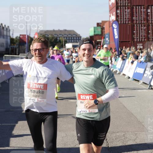 03.10.2025 - Köhlbrandbrückenlauf Jannik Wohlers http://msf.ph/oto/9059084 03.10.2025 13:12:10 Ziel 4176, 4305, 4369, 4468, 4470, 4474, 5644, 5856, 5910, 5911, 5927, 6098, 6121, 6184, 6185 meine-sportfotos.de