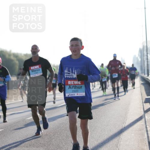 03.10.2025 - Köhlbrandbrückenlauf Jannik Wohlers http://msf.ph/oto/9059139 03.10.2025 09:14:16 Position 3 2849, 1194, 2920 meine-sportfotos.de