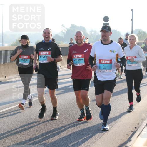 03.10.2025 - Köhlbrandbrückenlauf Lena Gebhardt http://msf.ph/oto/9059192 03.10.2025 09:18:44 Position 1 1227, 1181, 1191, 3791, 1395 meine-sportfotos.de