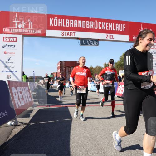 03.10.2025 - Köhlbrandbrückenlauf Lena Gebhardt http://msf.ph/oto/9059202 03.10.2025 13:10:06 Ziel 4196, 4260, 4573, 4730, 4787, 4929, 5763, 5977, 6083, 6111, 6428, 6432, 6750, 6764, 6813 meine-sportfotos.de